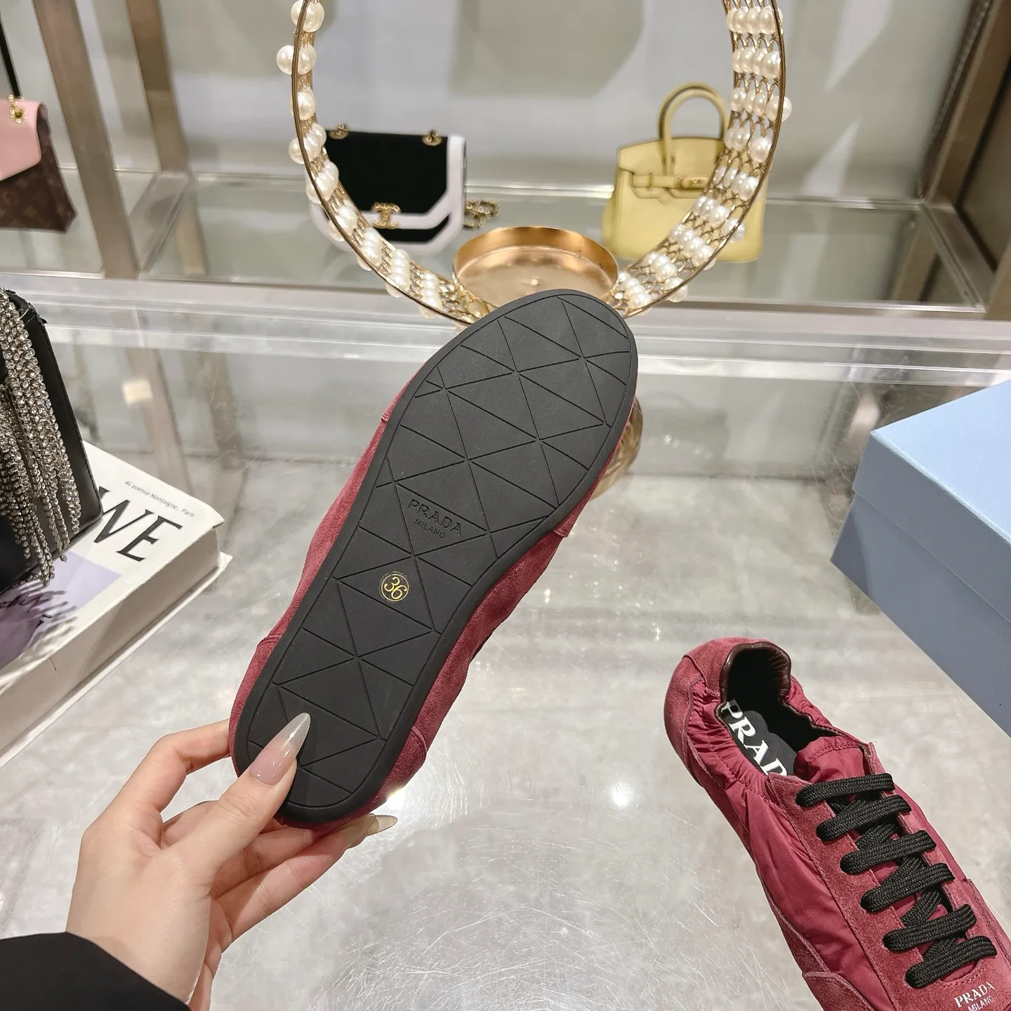 👟👟Ex-factory price 520👟👟Men's size +10 Couple style🎆Prada's new moral training shoes. The upper is suede with texture, and the inner sheepskin is wrapped. It is soft and waxy🎆The insole is thickened with lambskin. It is extremely comfortable to step on, has a sense of support, and feels well wrapped. The shoe shape is full of wrapping, light and easy to wear. A practical casual shoe that makes your legs appear taller! White is clean and refreshing, needed all year round, and can be easily worn with skirts and pants. Upper: imported suede/original molded fabric. Lining: sheepskin. Outsole: rubber outsole! Code number: 35-41 Color: burgundy blue brown green dark green yellow black red gray 9 colors available
